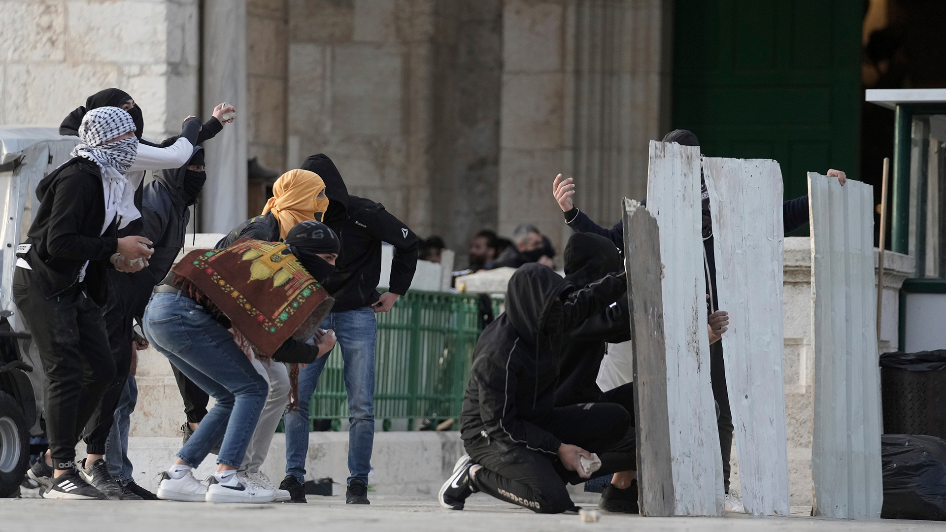 Palästinensische Demonstranten benutzen behelfsmäßige Schutzschilde bei Zusammenstößen mit der israelischen Polizei auf dem Gelände der Al-Aqsa-Moschee in der Altstadt von Jerusalem.  | picture alliance/dpa/AP