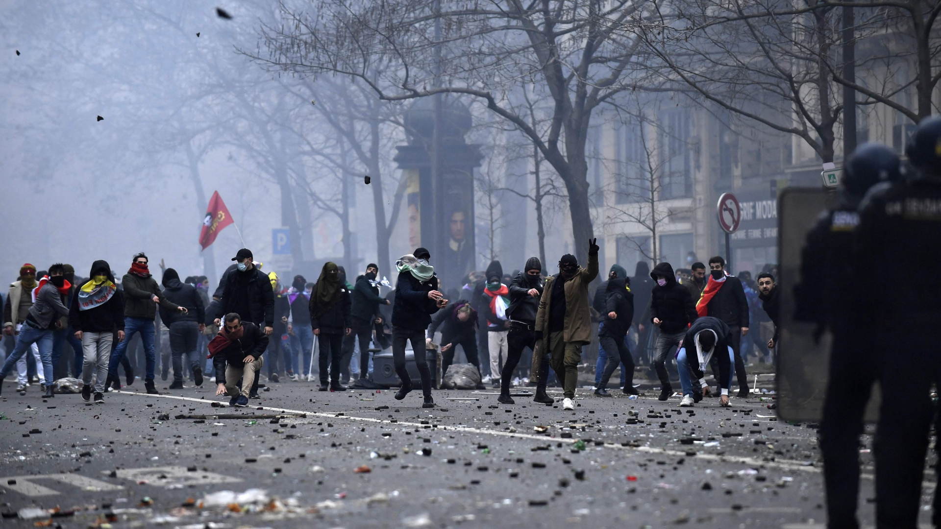 Demonstrierende werfen in Paris Steine auf die Polizei | AFP