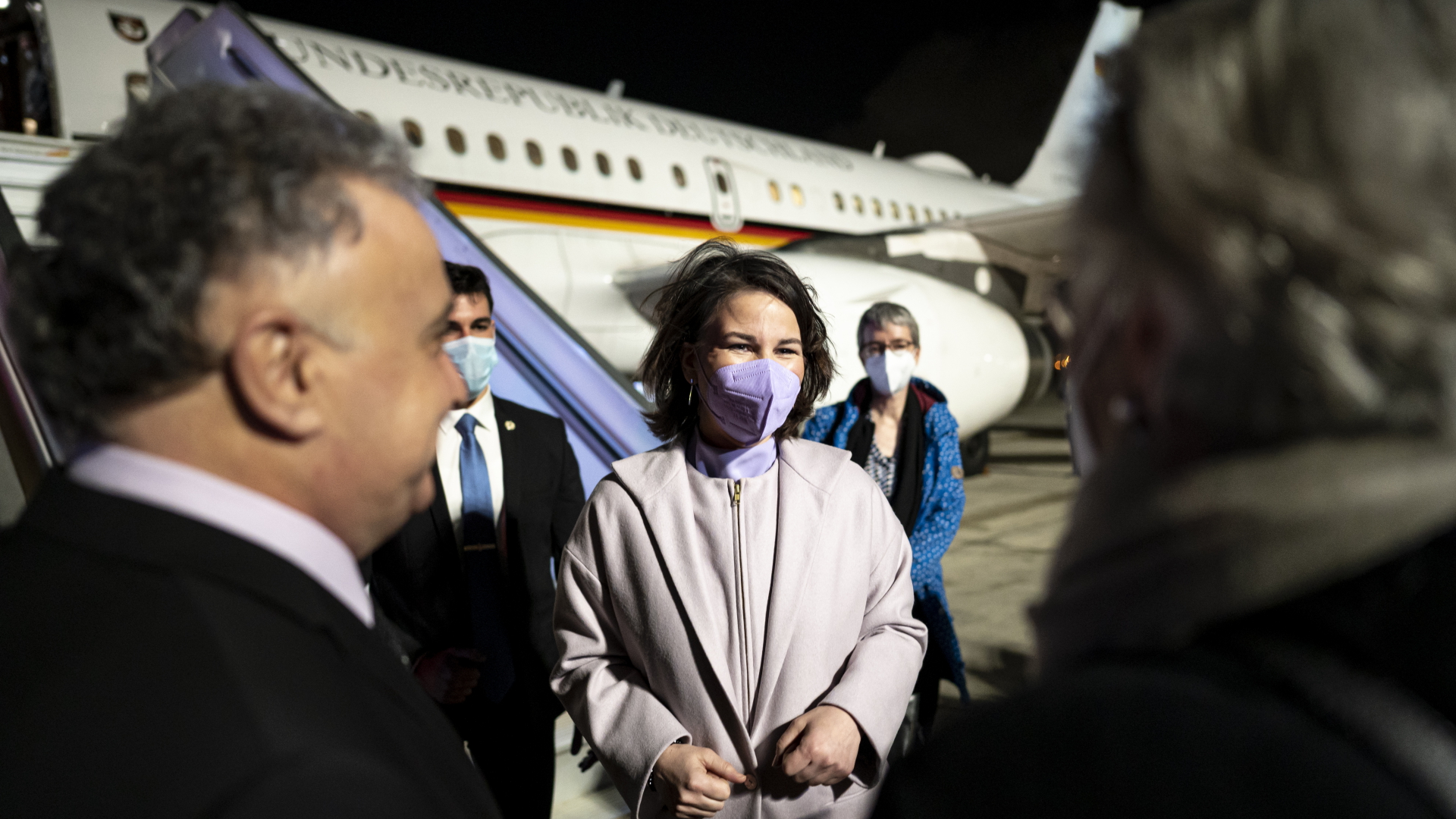 Annalena Baerbock (Bündnis 90/Die Grünen), Außenministerin, steigt aus dem Regierungsflugzeug A319.  | dpa