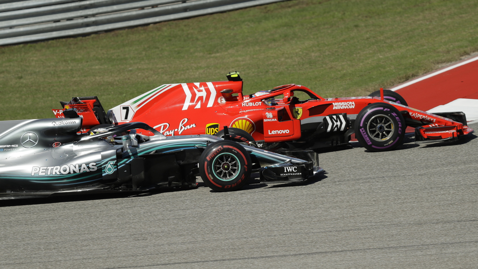 Kimi Räikkönen aus Finnland vom Team Scuderia Ferrari passiert Lewis Hamilton aus Großbritannien von Team Mercedes. | Bildquelle: dpa