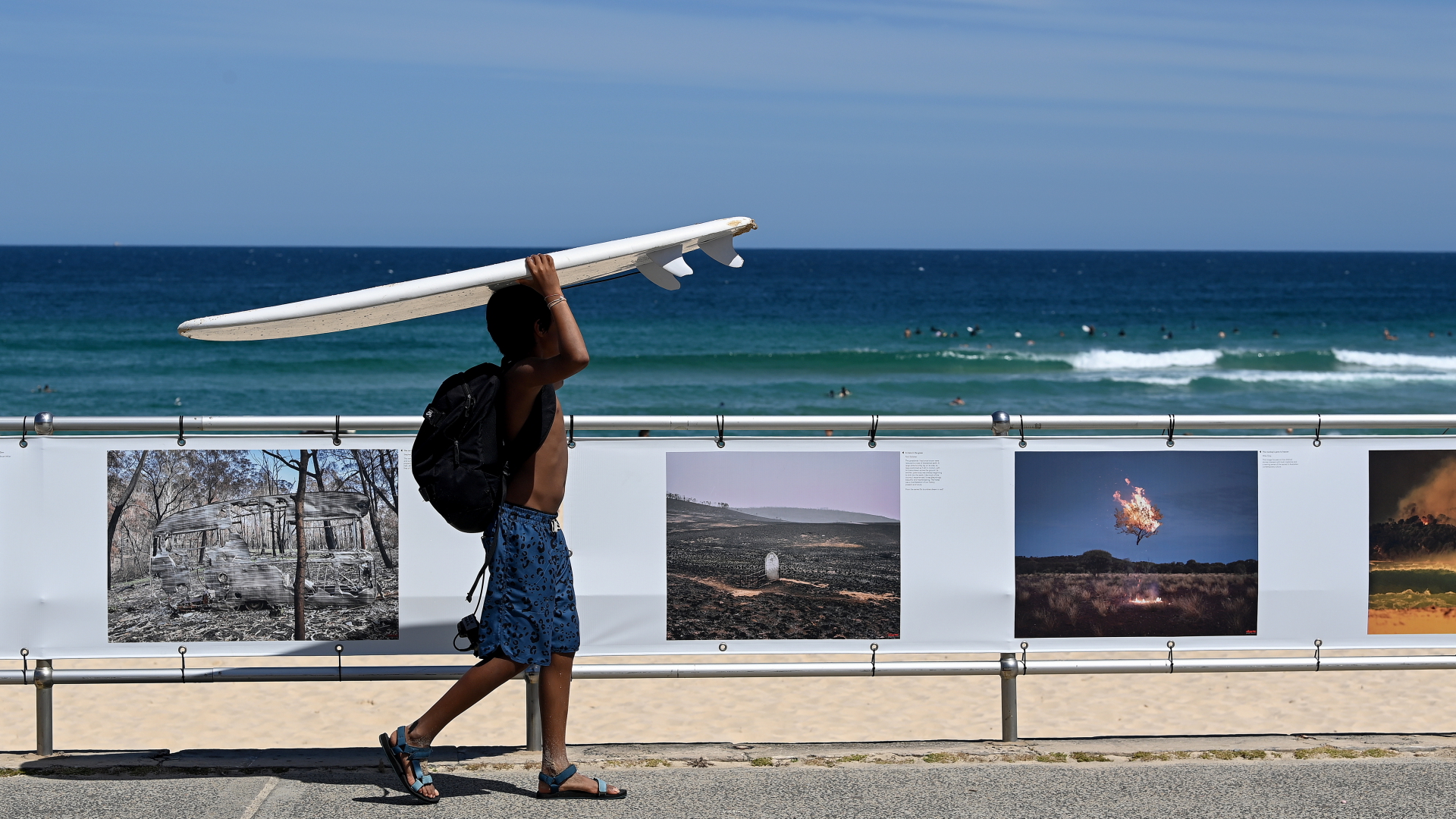 Ein Surfer läuft am Bondi Beach in Sydney entlang | EPA