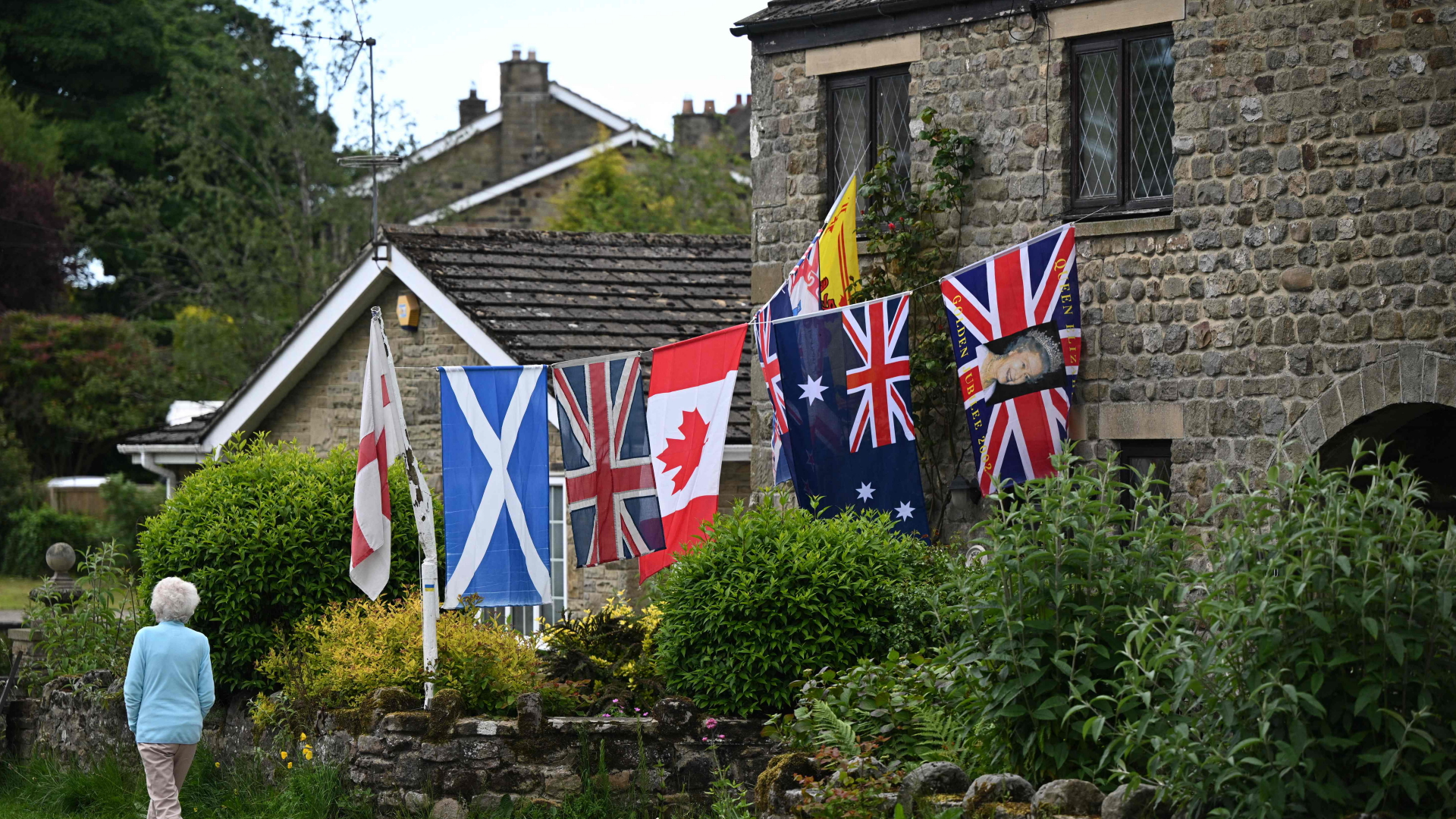 Zum 70. Thronjubiläum wehen Flaggen des Commonwealth vor einem Haus in Masham im Norden Englands