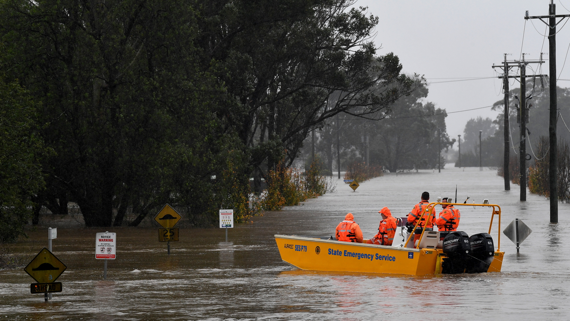 Eine Mannschaft des NSW State Emergency Service ist in einem Rettungsboot zu sehen, als die Straßen in Windsor, nordwestlich von Sydney, vom Hochwasser des Hawkesbury River überflutet werden. | dpa