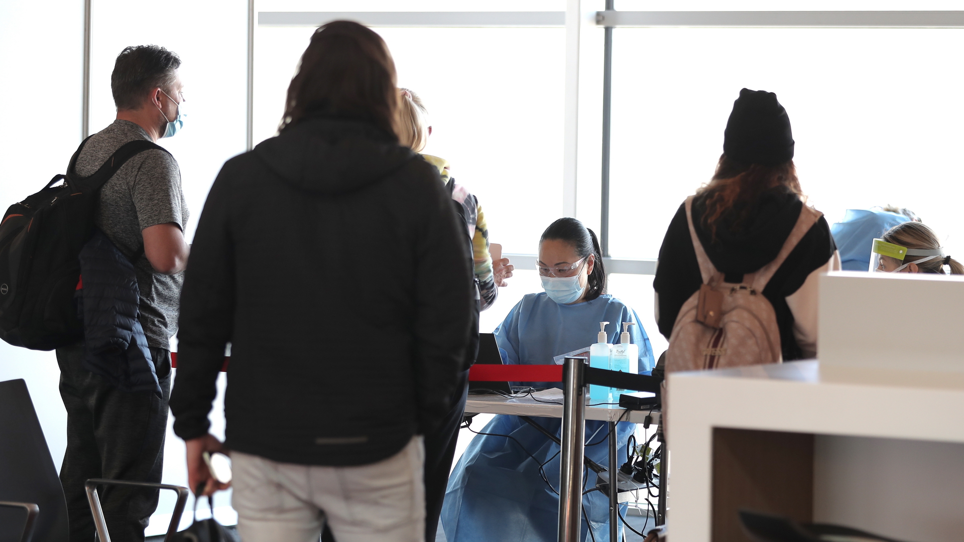 Am Flughafen Perth AUstralien) kontrollieren Behördenvertreter, ob Reisende geimpft oder einen negativen Test vorweisen können. | EPA