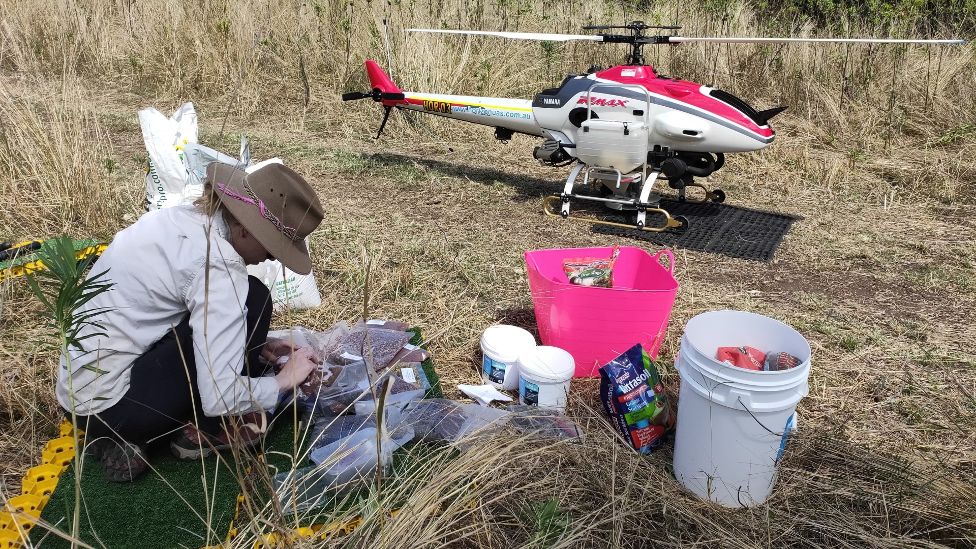 Eine Mitarbeiterin des WWF bereitet Saatgut für die Aussaat per Drohne vor. | via REUTERS