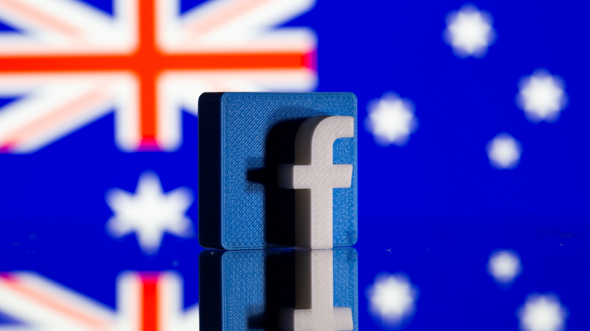 Das Facebook-Logo vor einer australischen Flagge. | REUTERS