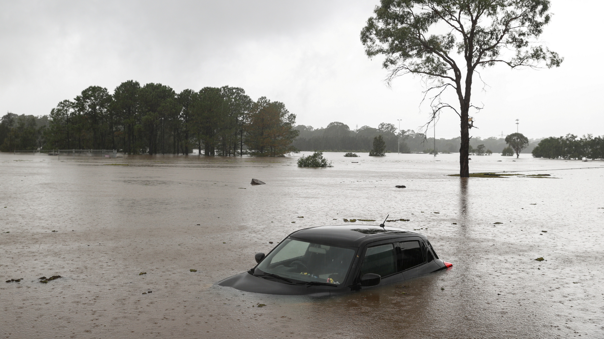 Ein von Wassermassen umgebenes Auto in einem Vorort von Sydney, Australien | REUTERS