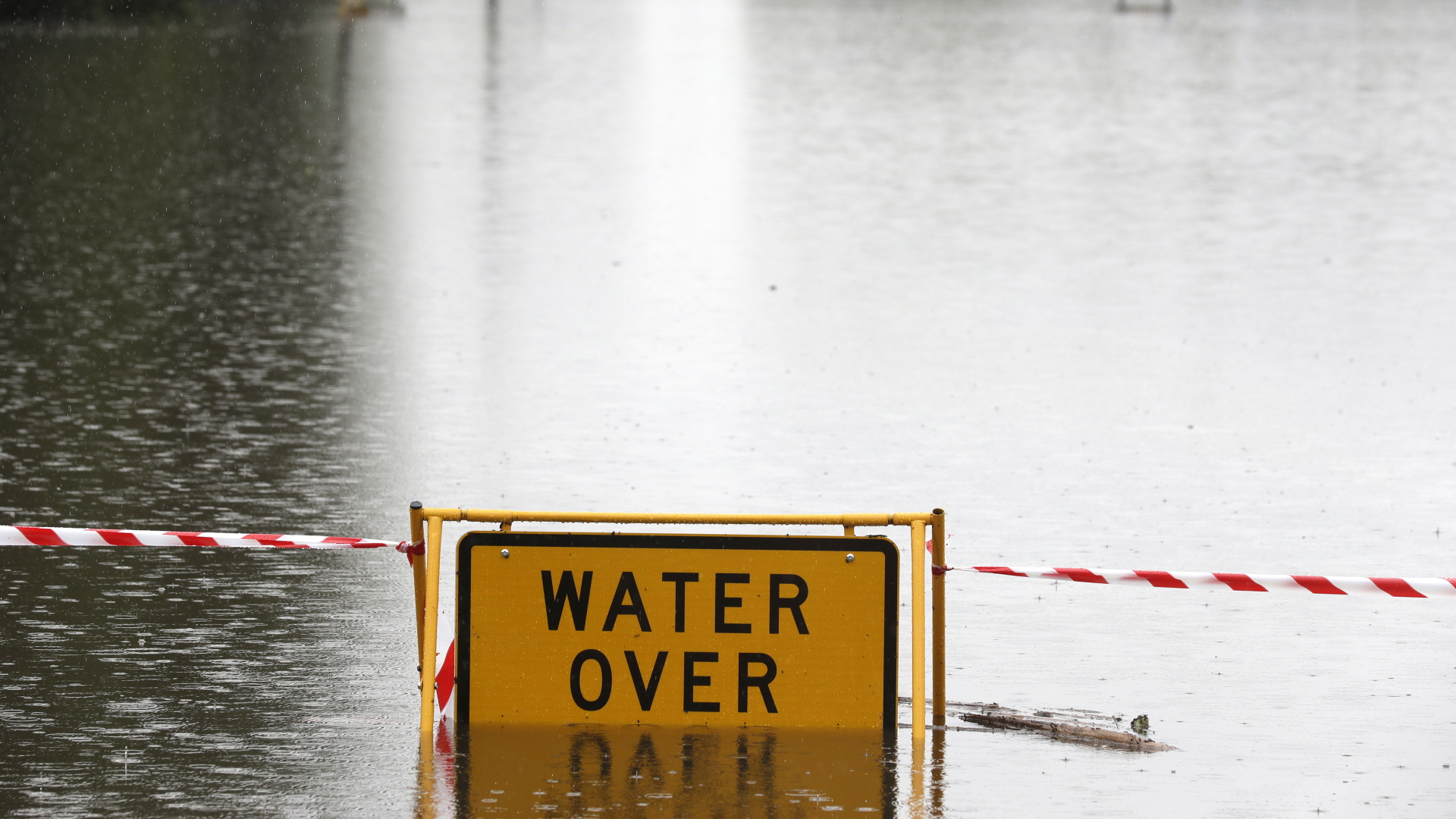 Ein Schild warnt in Windsor (Australien) vor Hochwasser. | dpa