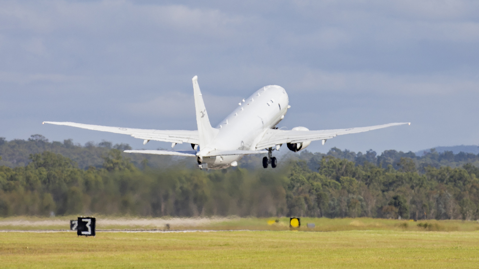 Ein Flugzeug der australischen Luftwaffe startet in Amberly, um die Regierung von Tonga nach einem Vulkanausbruch zu unterstützen. | Bildquelle: AP