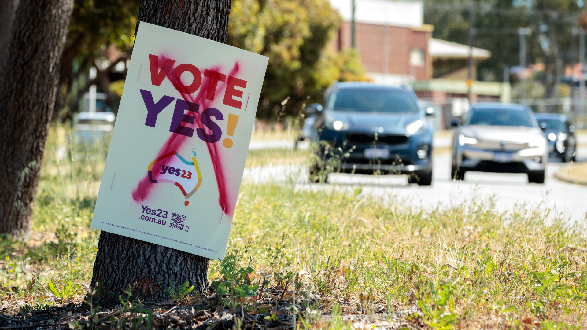 Ein beschmiertes Schild wirbt für ein "Ja" beim Referendum über mehr Rechte für Indigene in Australien