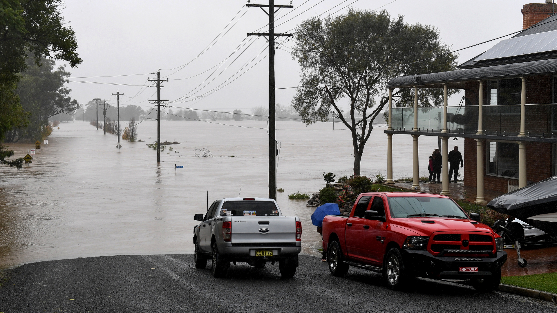 Wohnhäuser und Straßen stehen unter dem Hochwasser des angeschwollenen Hawkesbury River in Windsor, nordwestlich von Sydney. | dpa