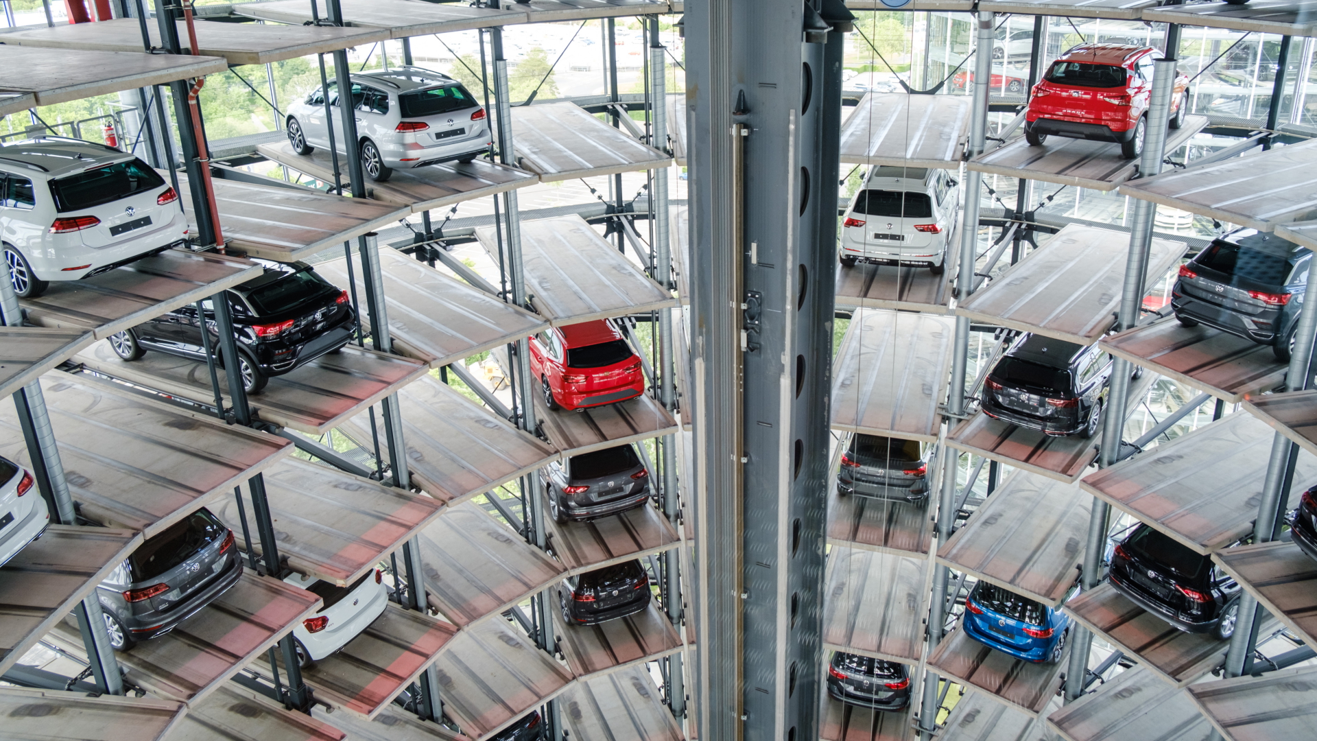 Neuwagen des VW-Konzerns stehen in einem Autoturm in Wolfsburg | dpa