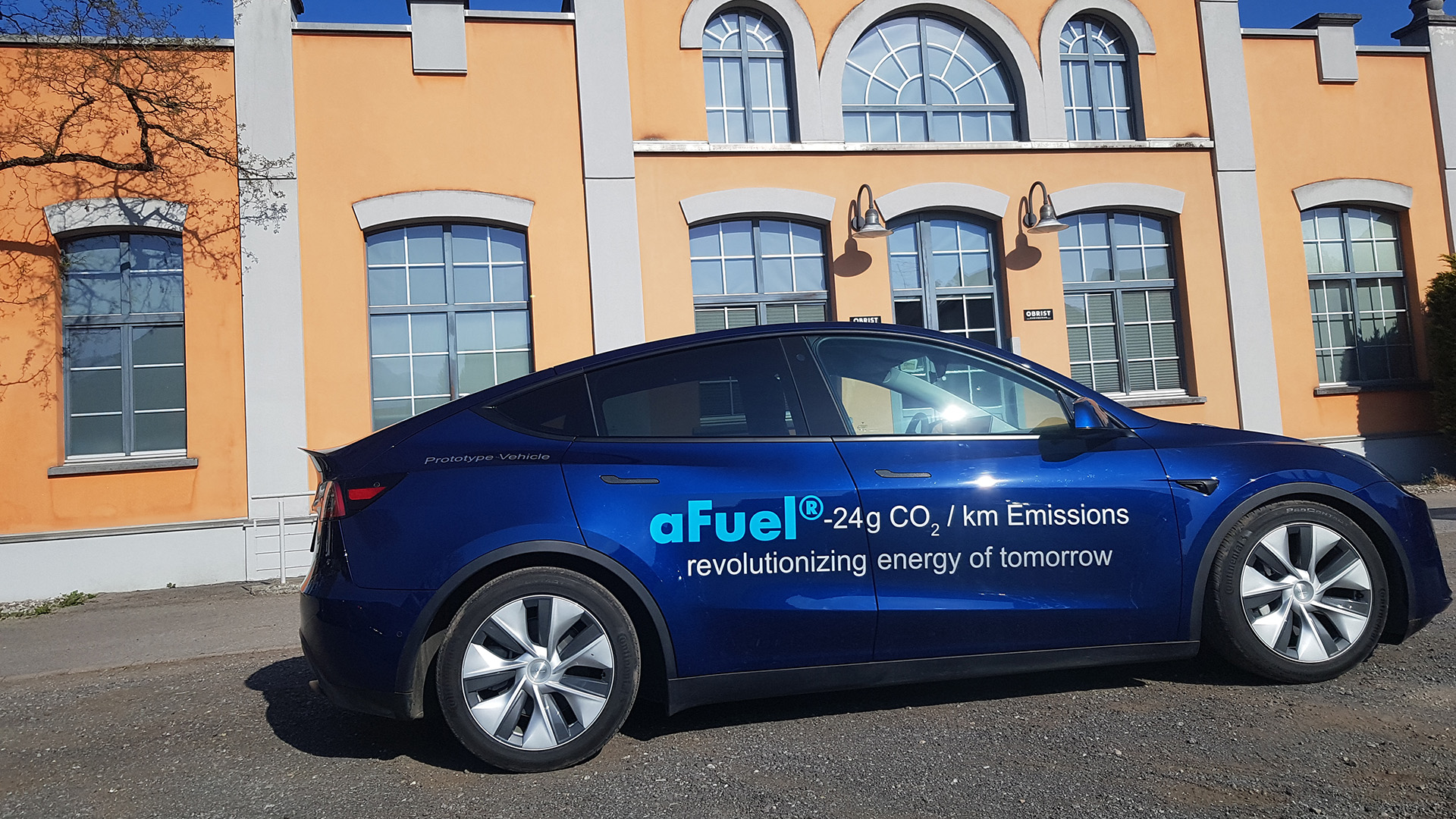 Ein blaues Auto mit der Aufschruft: aFuel 24g CO2 / km Emission - revolutionizing energy of tomorrow | Christoph Arnowski/BR