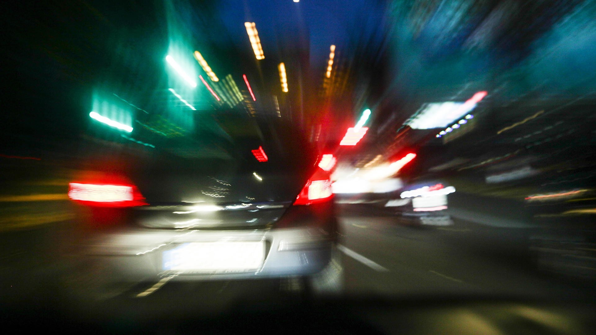 Rücklichter eines Autos leuchten in der Nacht | picture alliance / Rolf Kremming