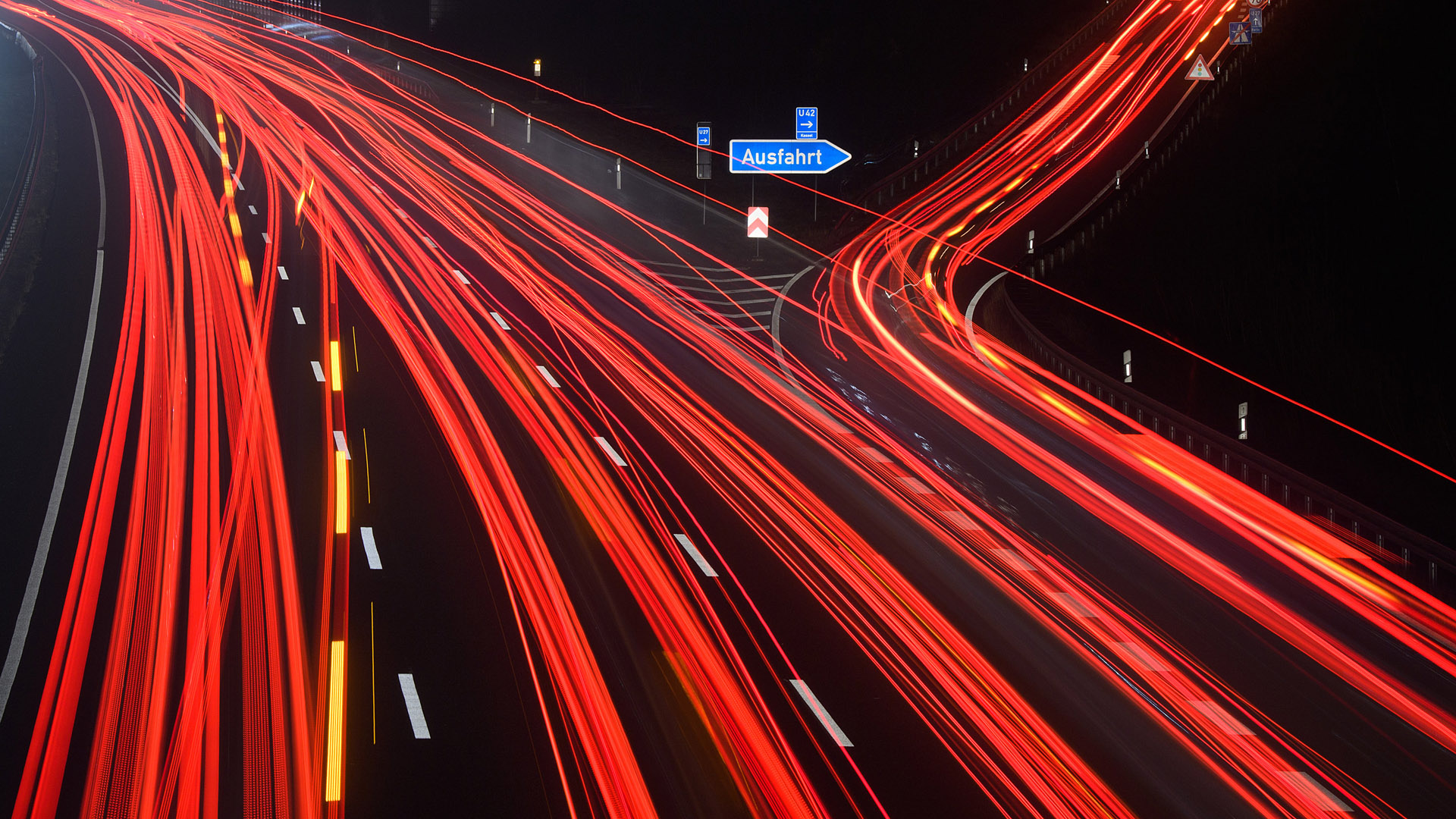 Fahrzeuge bei Nacht auf einer Autobahn in einer Langzeitbelichtung | dpa