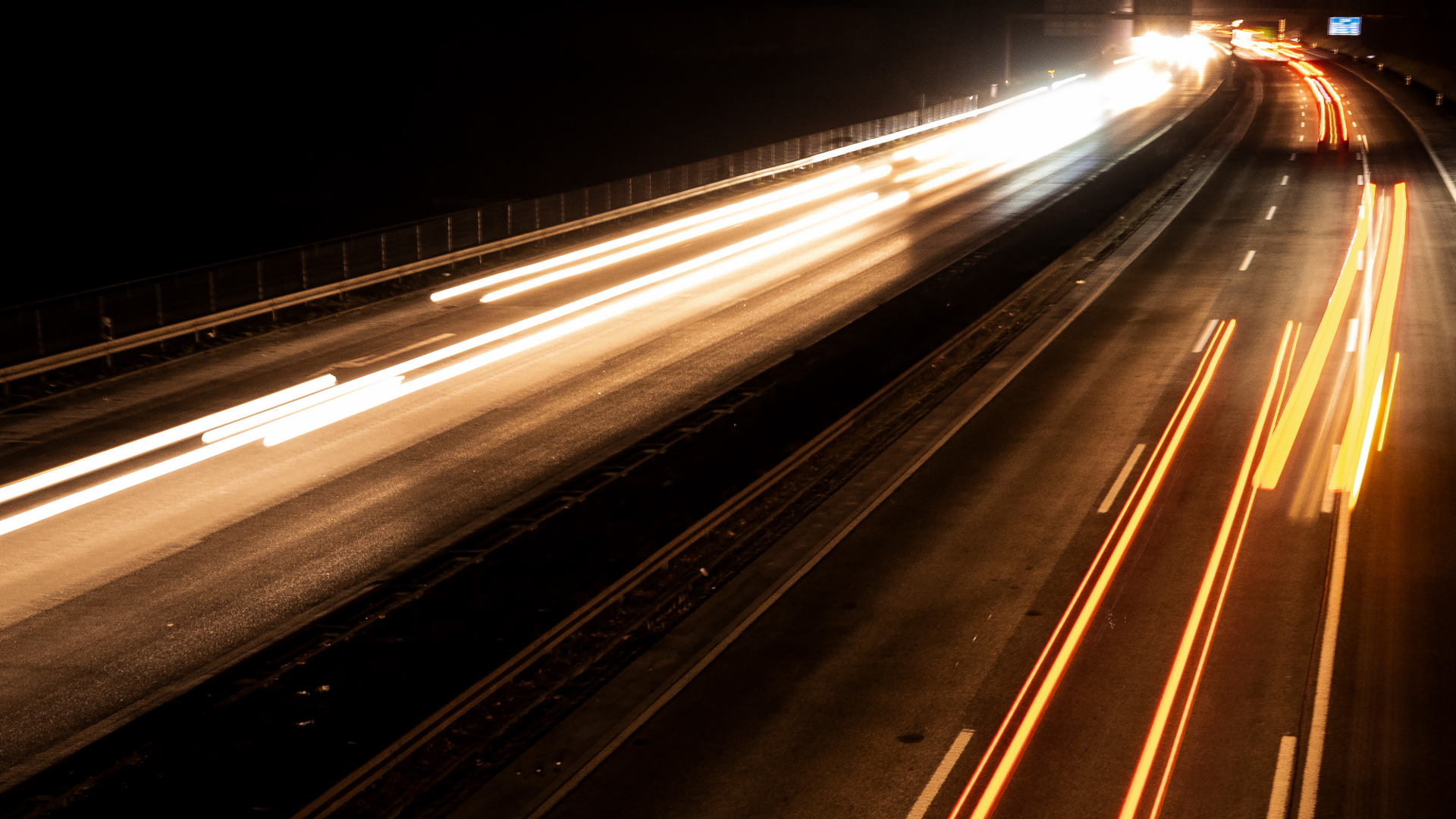 Eine Autobahn bei Nacht in Langzeitbelichtung | dpa