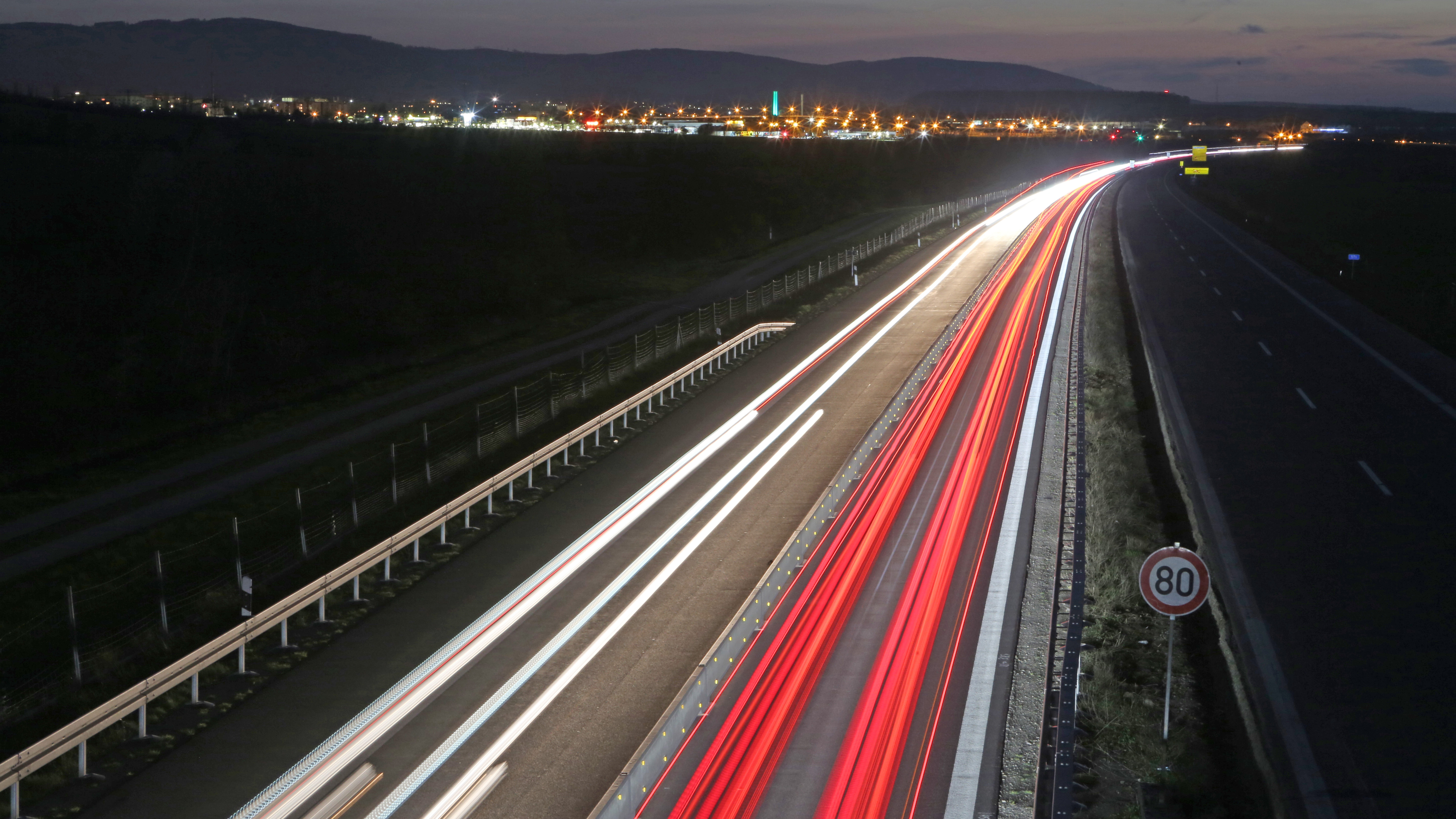 Sachsen-Anhalt, Wernigerode: Die Scheinwerfer vorbeifahrender Fahrzeuge ziehen am Abend auf der Autobahn A 36 Lichtspuren. | dpa