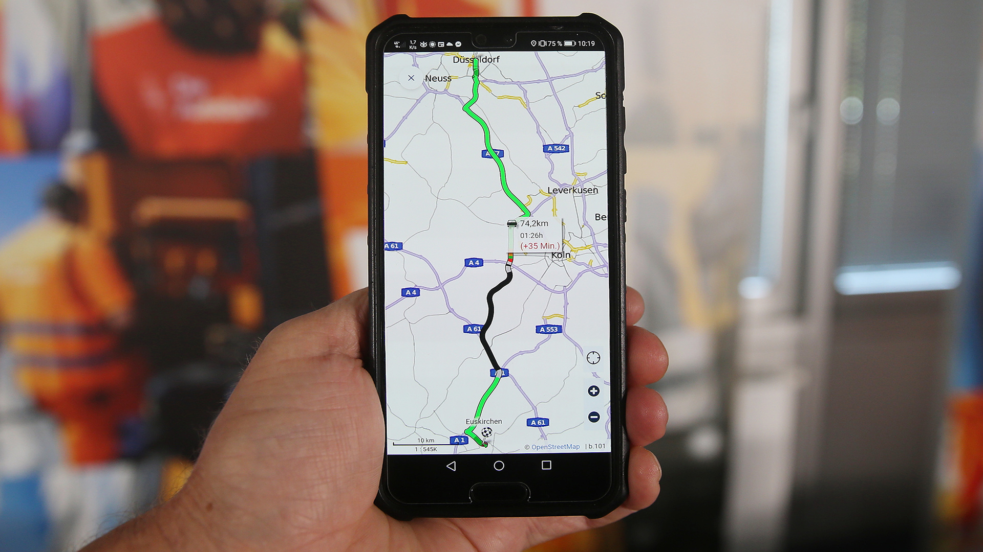 Ein Smartphone zeigt die neue App der Autobahn GmbH des Bundes. | dpa