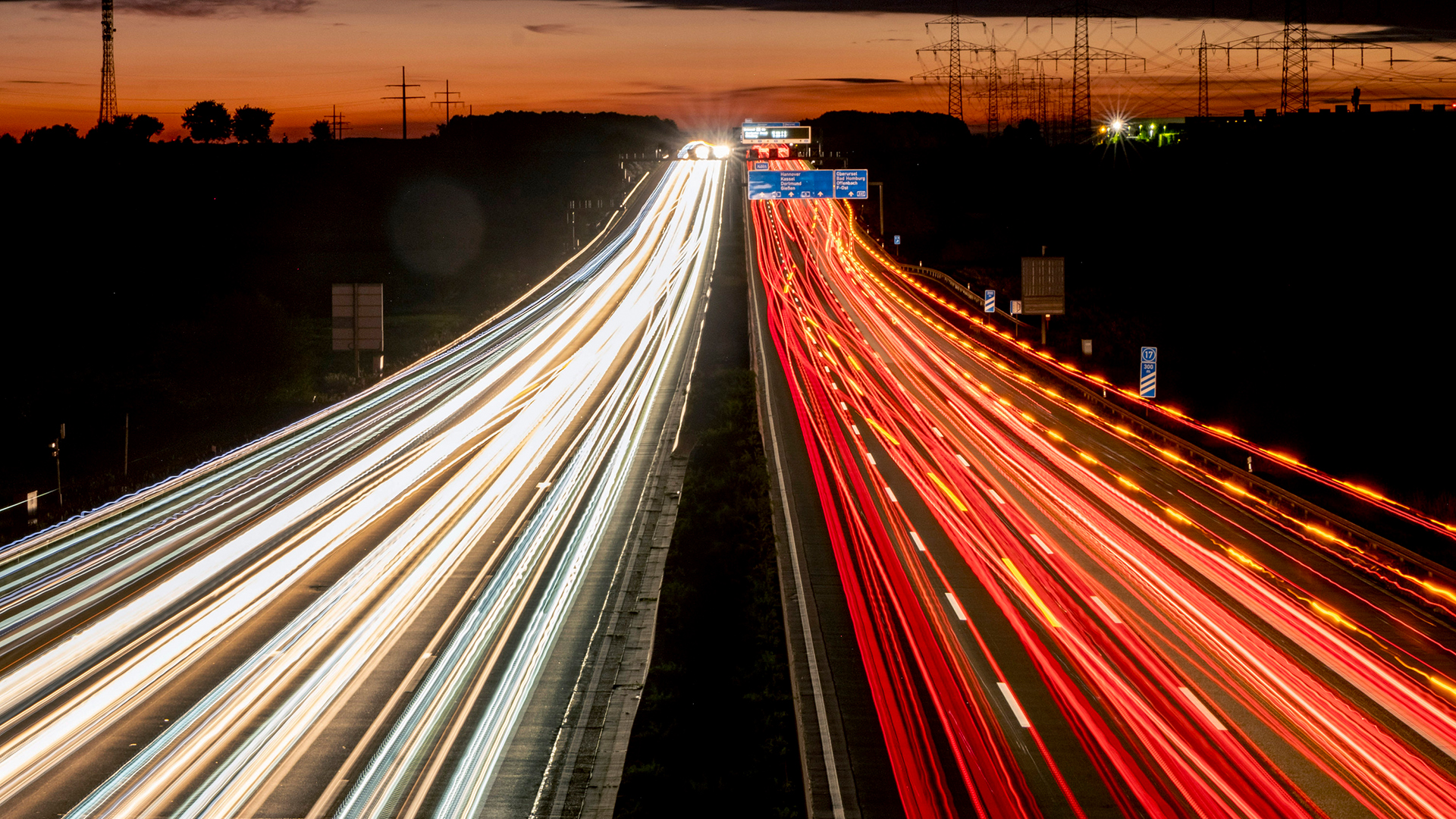 Das Langzeitbelichtungsfoto zeigt Autos und Lastwagen, die auf der Autobahn rund um Frankfurt am Main vor Sonnenaufgang fahren. | AP