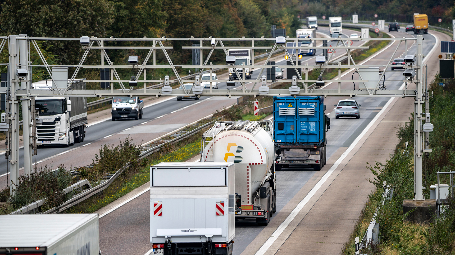 Sensoren einer Mautbrücke, zur Erfassung der Autobahnmaut, auf der Autobahn A3 bei Hamminkeln. | picture alliance / Jochen Tack