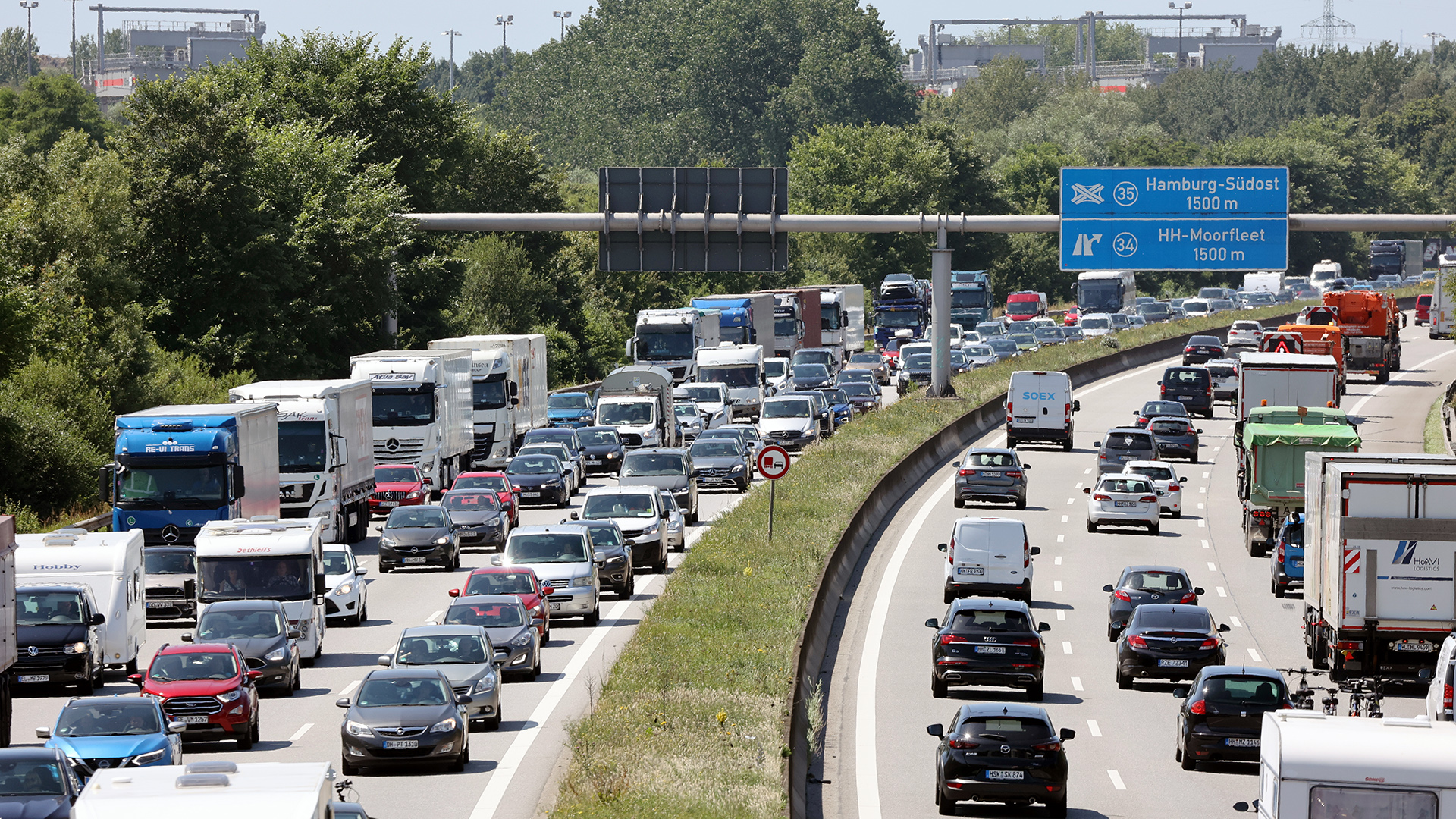 Viele Autos sind auf der Autobahn A1 in Hamburg in Richtung Norden zu sehen.