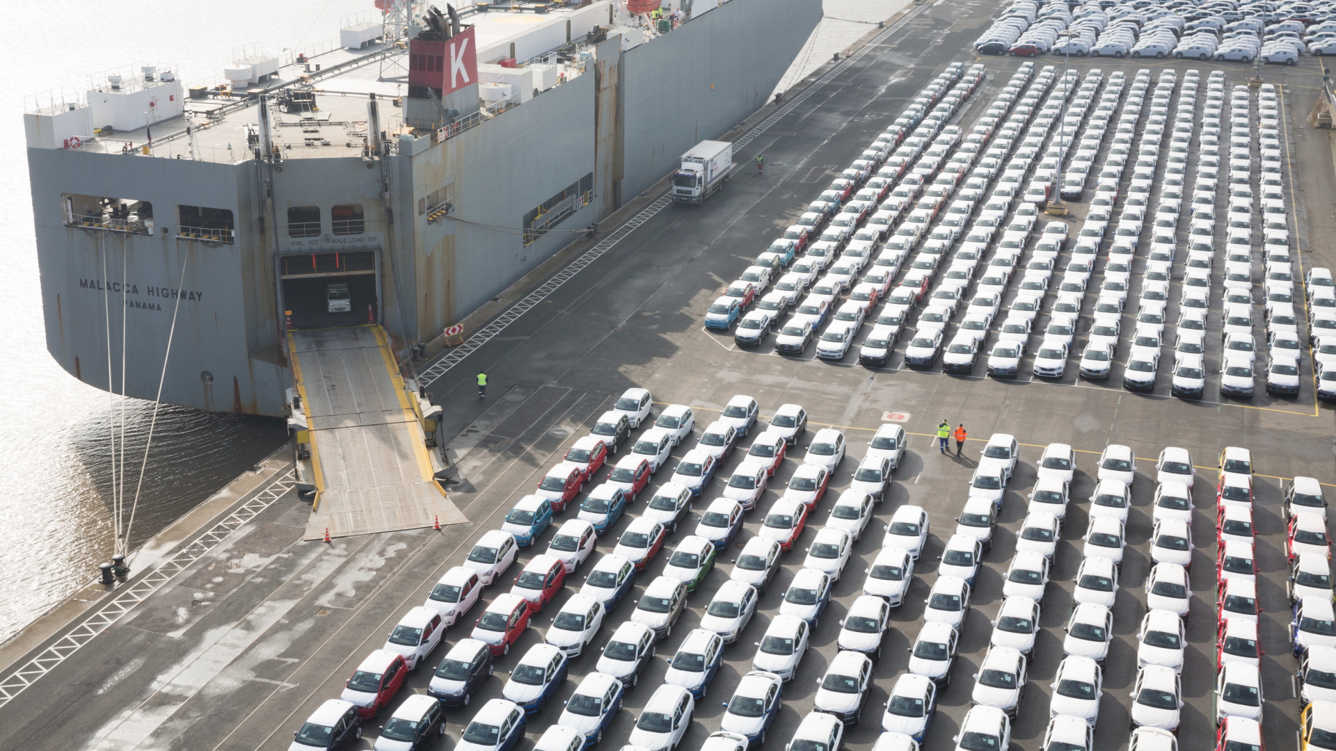 Fahrzeuge des Volkswagen-Konzerns stehen im Hafen von Emden zur Verschiffung bereit