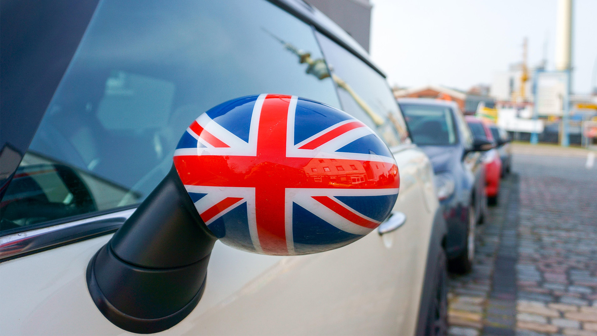 Autoaußenspiegel dekoriert mit Großbritannien-Flagge | picture alliance / Zoonar
