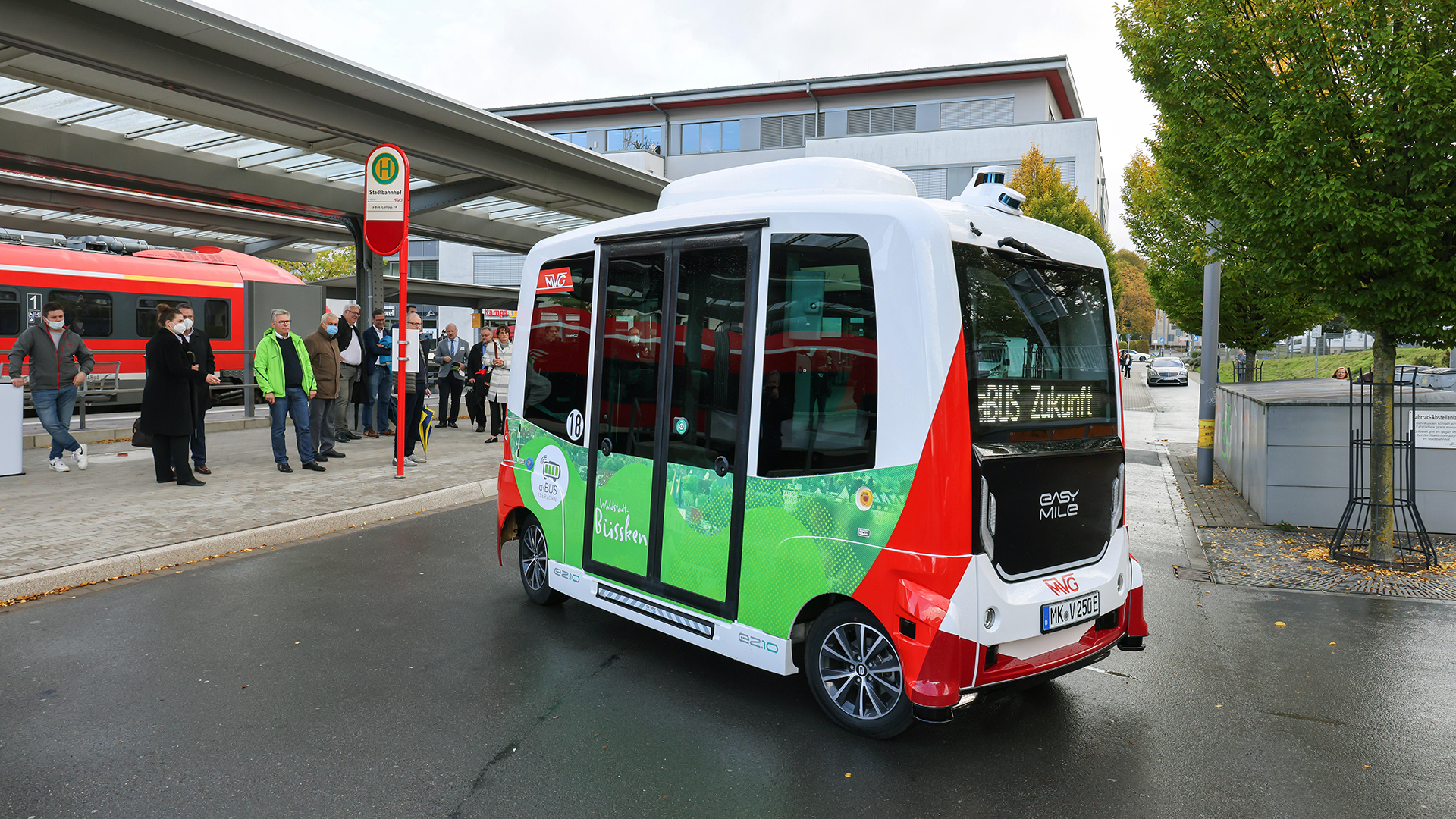 Ein automatisierter Elektrobus fährt eine Haltestelle an. | picture alliance / Rupert Oberh