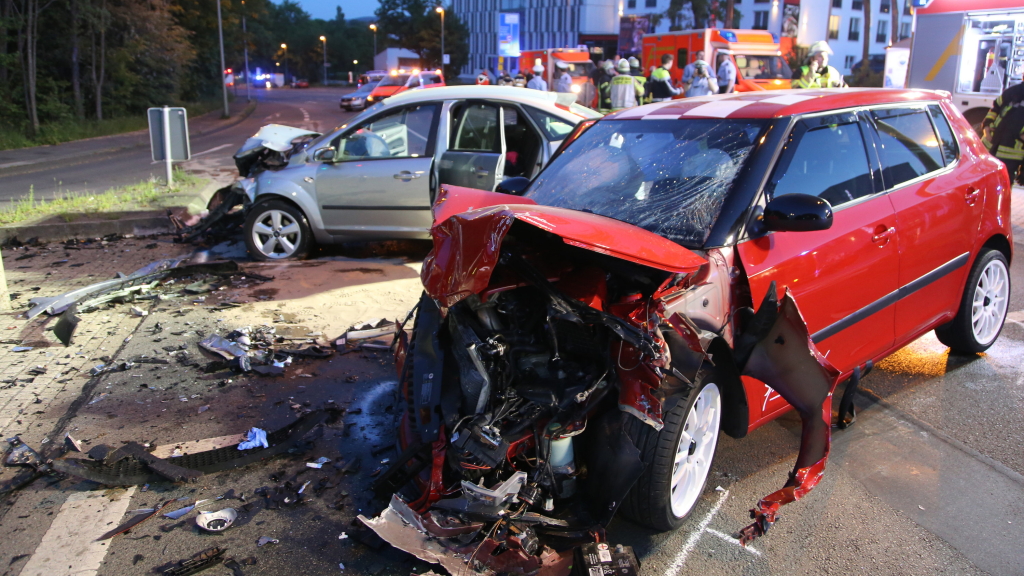 Zwei zerstörte Wagen stehen nach einem Unfall bei einem illegalen Autorennen auf einer Straße.