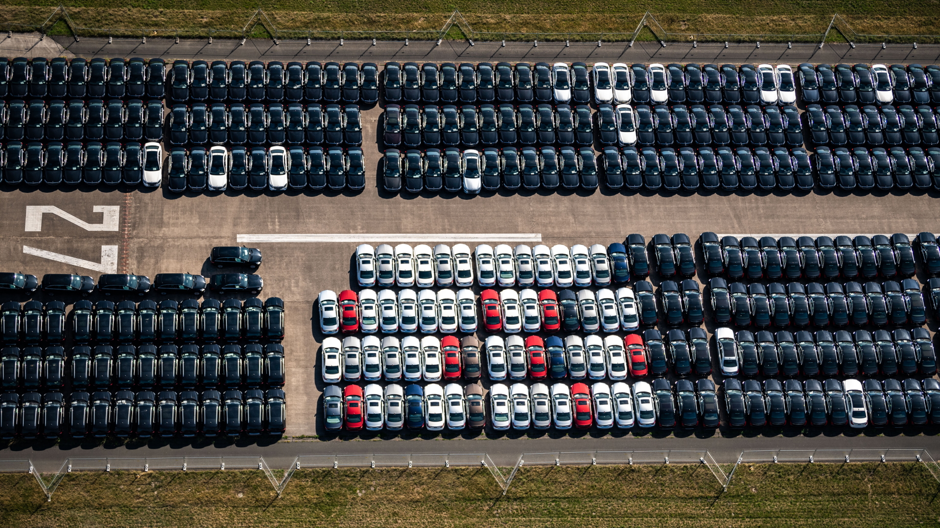 Zahlreiche Fahrzeuge von Mercedes stehen auf dem ehemaligen Flugplatz Ahorn. | dpa