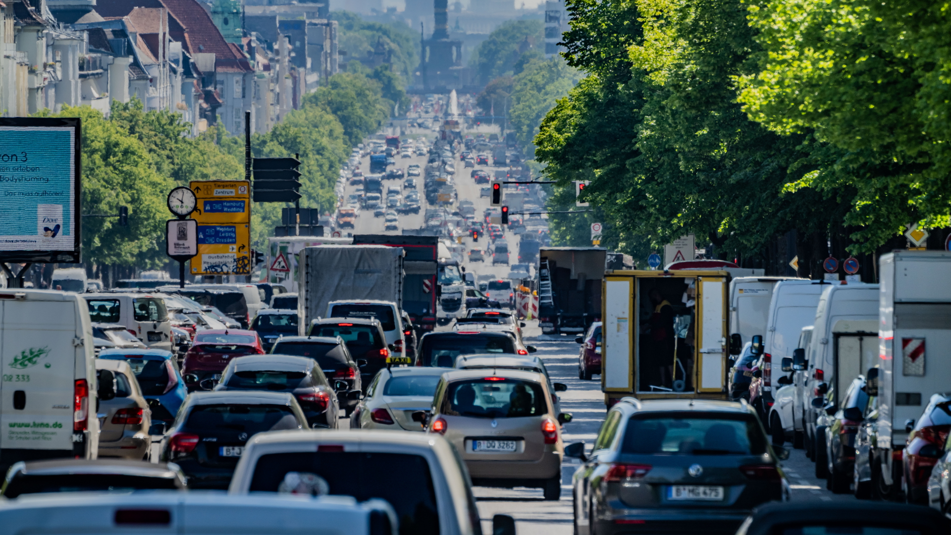 Autos stehen auf einer Berliner Straße im Stau | dpa