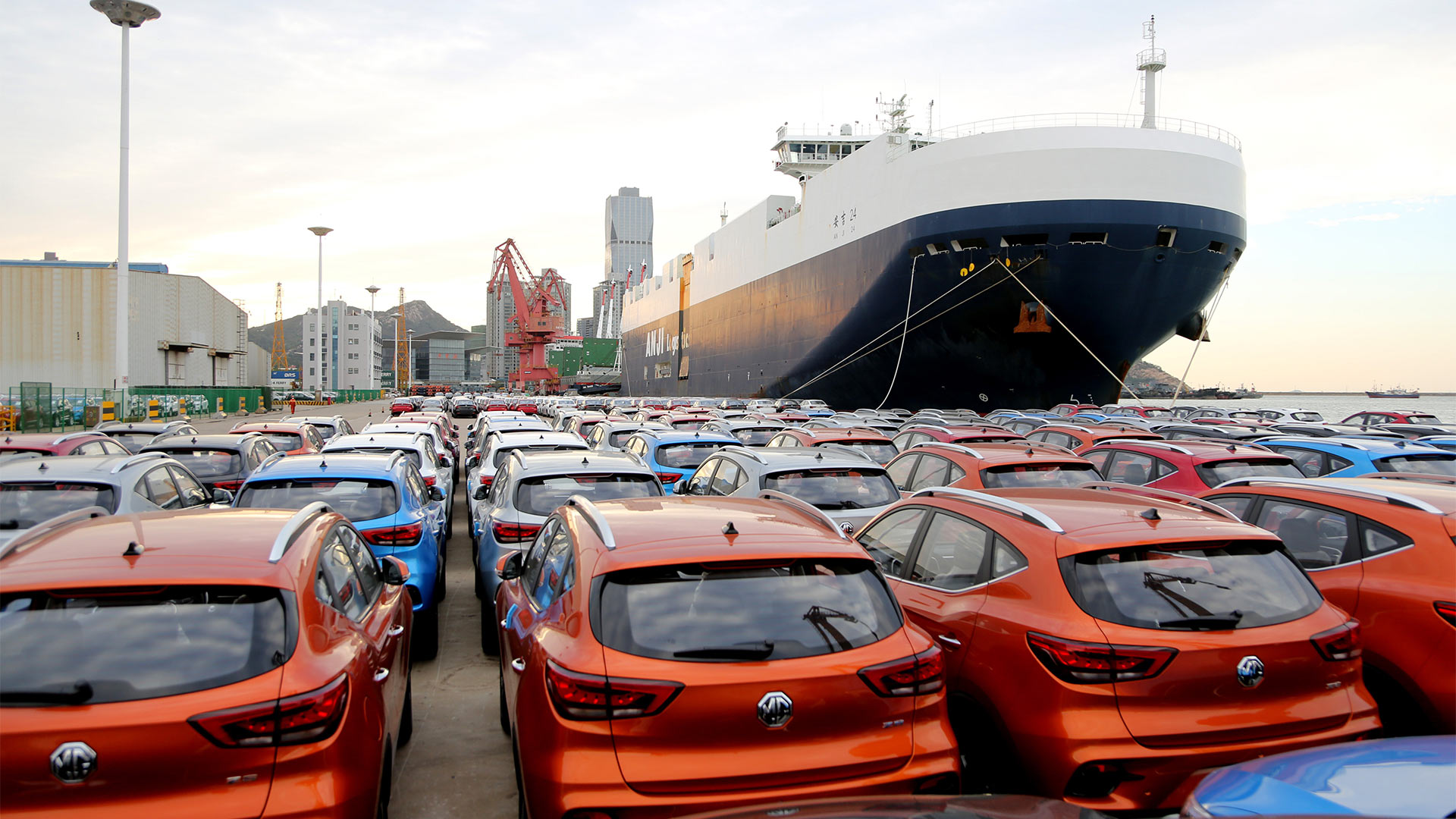 Autos werden auf ein Schiff verladen im Hafen von Lianyungang Port, Jiangsu, ChinaLianyungang Port, Jiangsu province, China | picture alliance / CFOTO