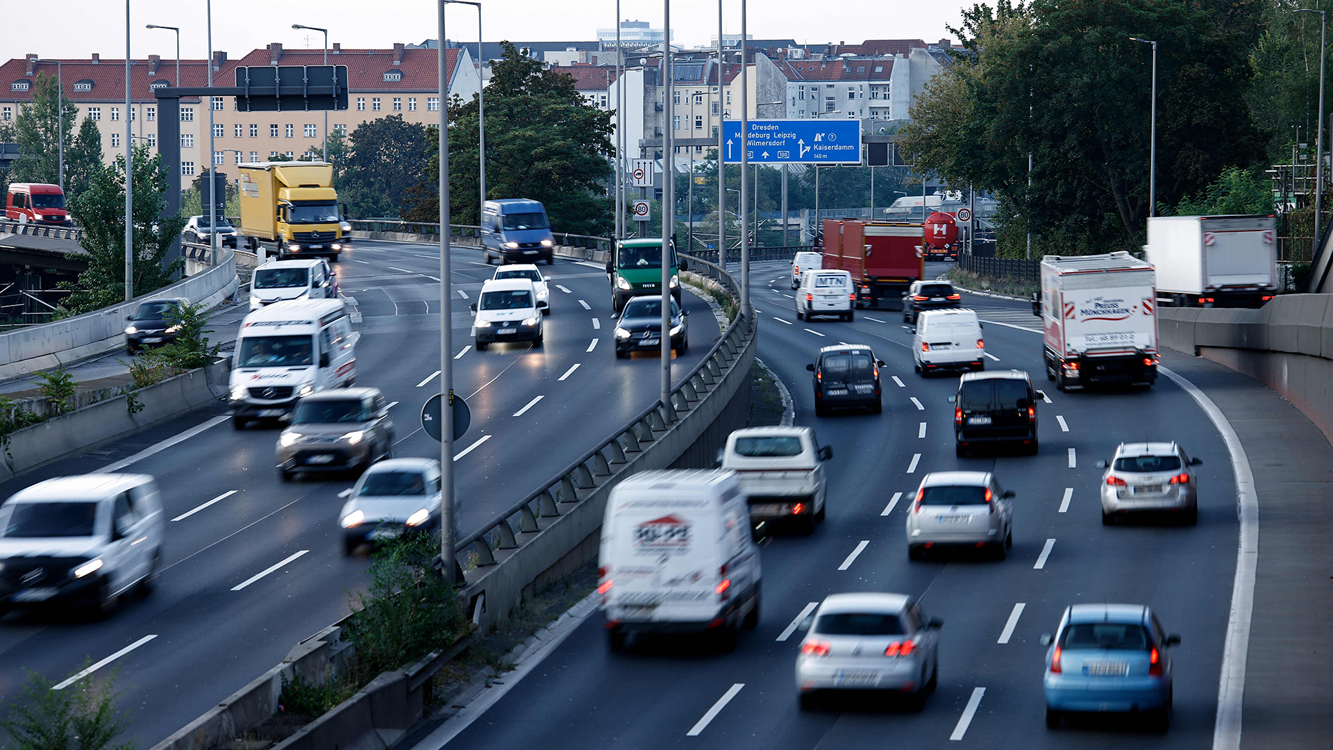 Autos fahren auf der Autobahn A 100 in der Berliner Innenstadt im Berufsverkehr. | dpa
