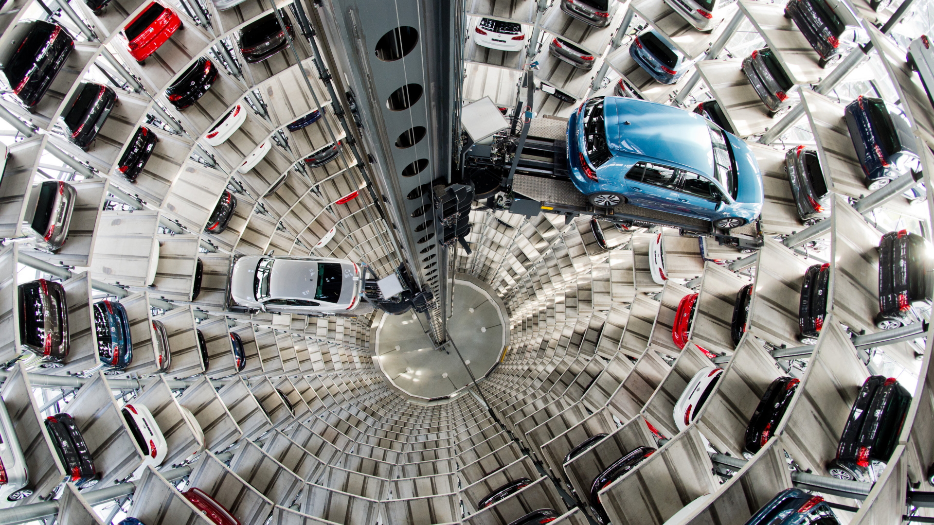 Neuwagen in einem Autoturm im VW-Werk Wolfsburg | dpa