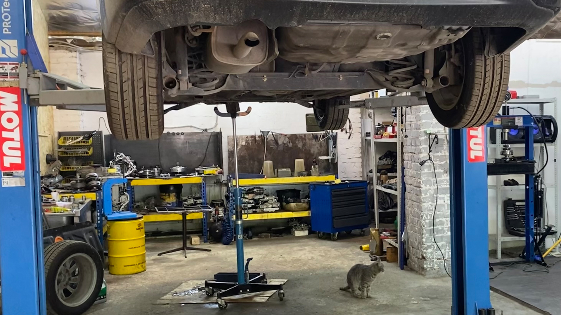 Reperatur eines Autos in einer Autowerkstatt in Russland. | ARD Moskau