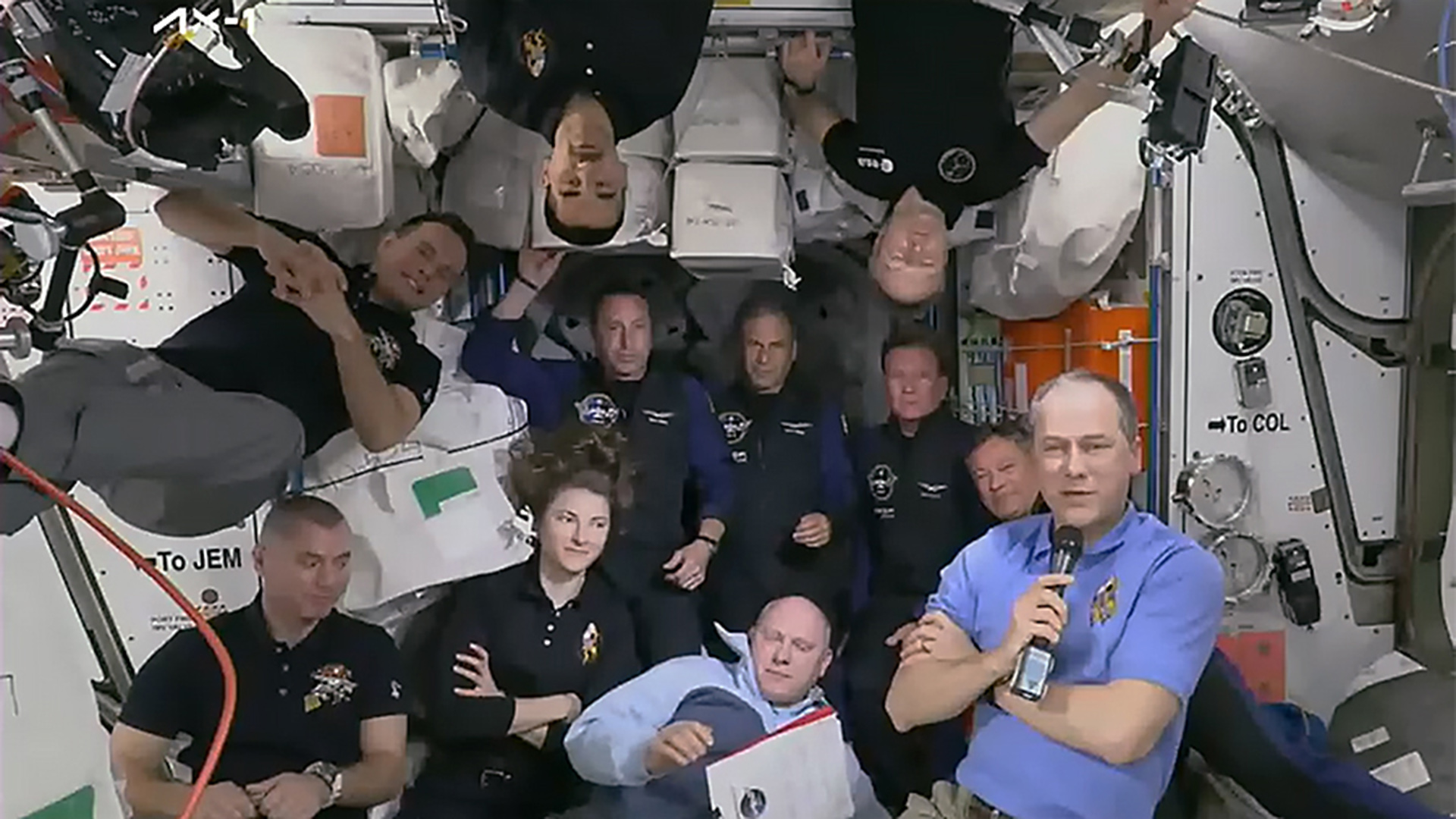 Eine Aufnahme in der Internationalen Raumstation ISS, in der mittleren Reihe von links die Teilnehmer der privaten Axiom Mission 1: Mark Pathy, Eytan Stibbe, Larry Connar, und Michael Lopez-Alegria.  | dpa