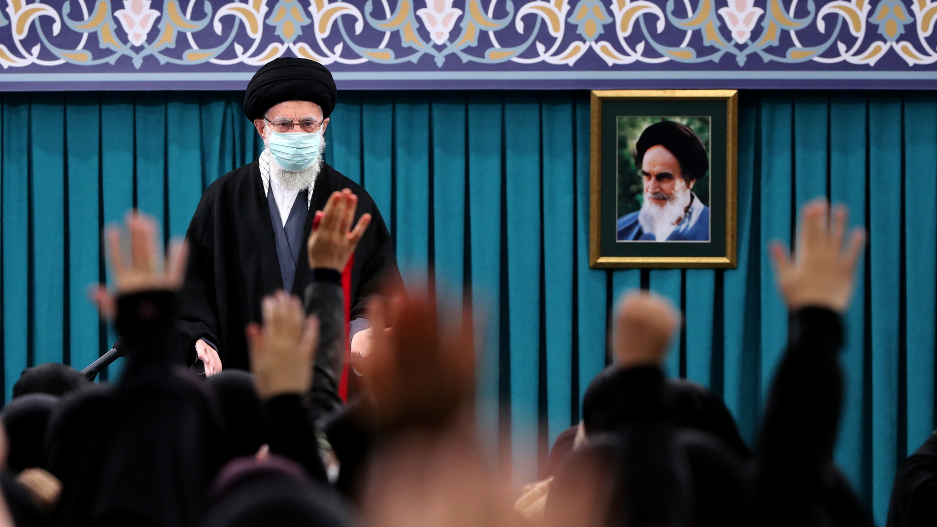 Ayatollah Khamenei bei einem Treffen mit iranischen Frauen in Teheran. | EPA