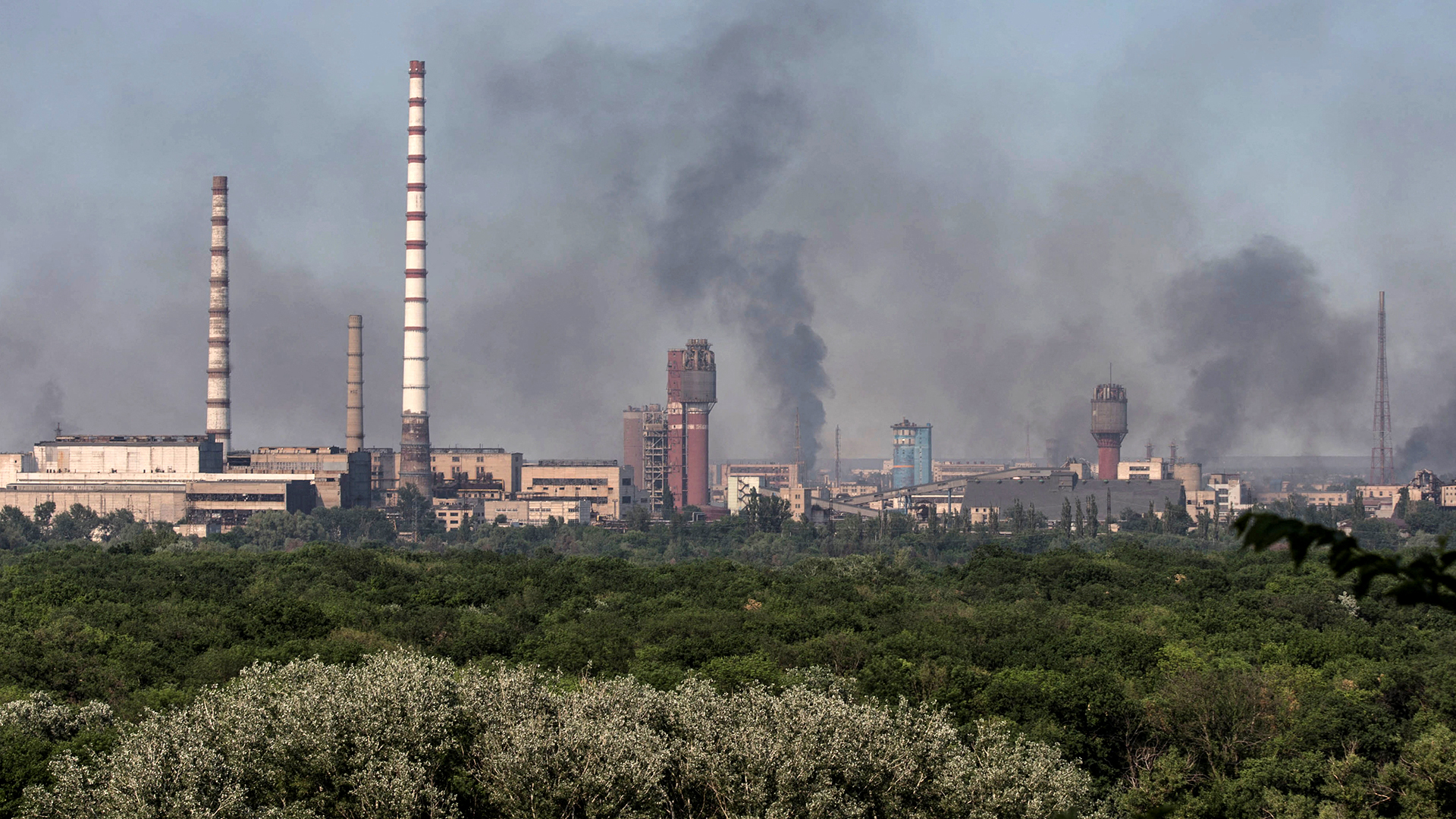 Rauchschwaden über der Azot-Chemiefabrik in Sjewjerodonezk | REUTERS