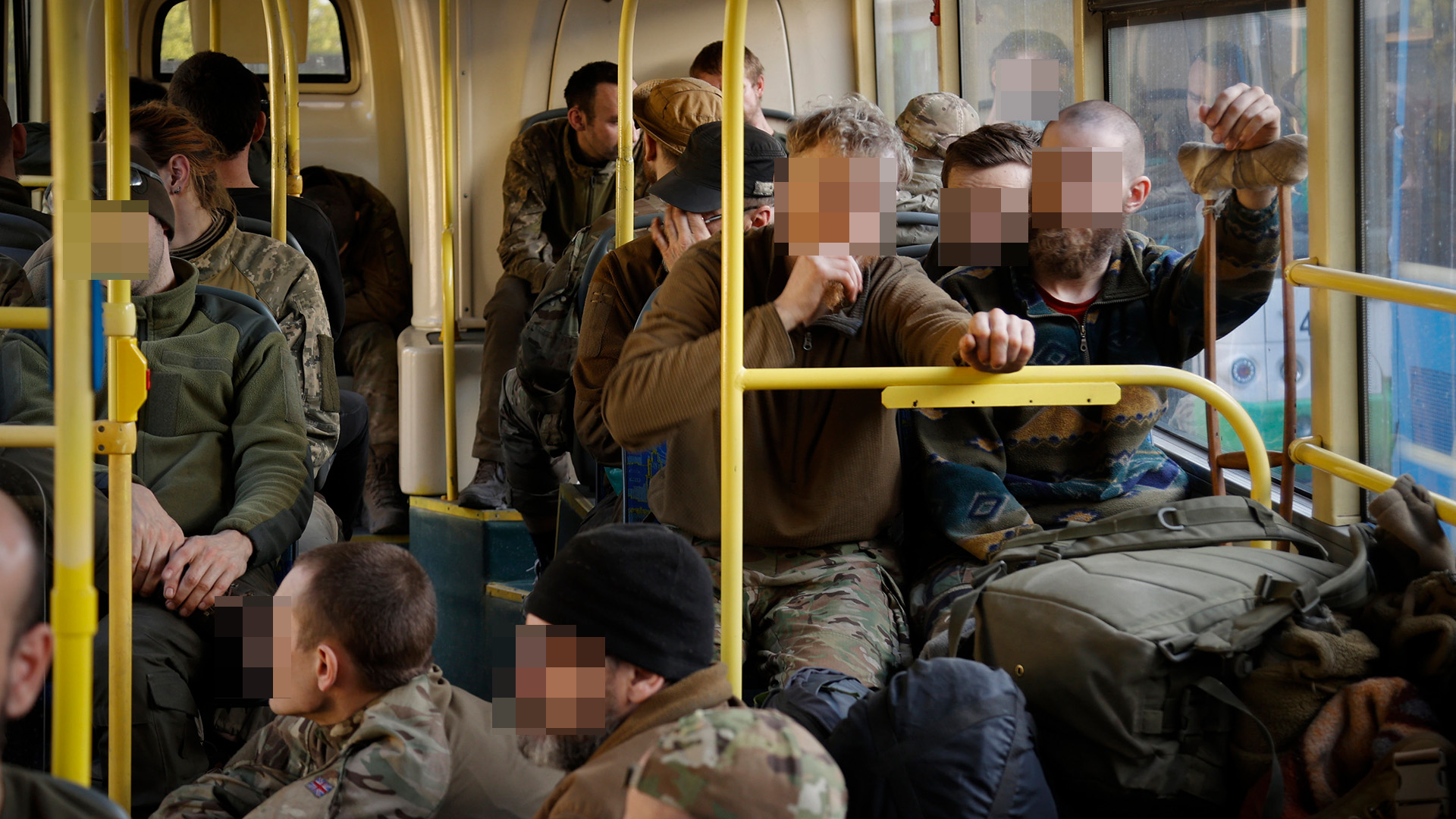 Ukrainische Soldaten werden aus dem Asow-Stahlwerk evakuiert.