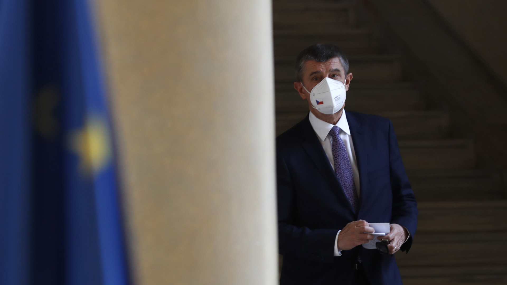 Tschechiens Ministerpräsident Babis mit Mundschutz | AP