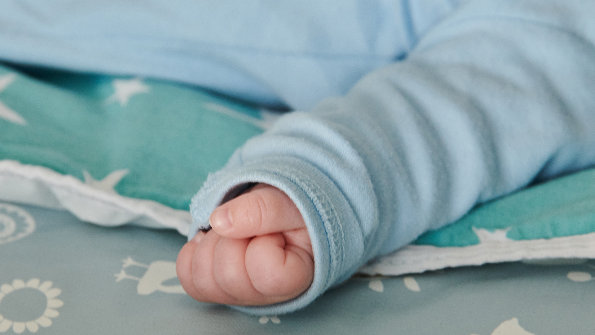 Die Hand eines nur wenige Wochen alten Babys. | picture alliance/dpa