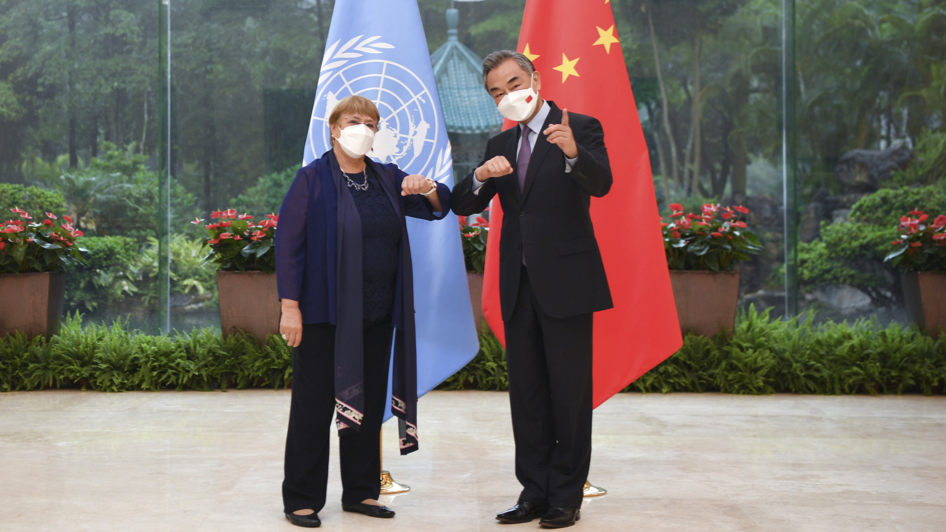 UN-Menchenschrechtskommissarin Michelle Bachelet und der chinesische Außenminister Wang Yi | AP