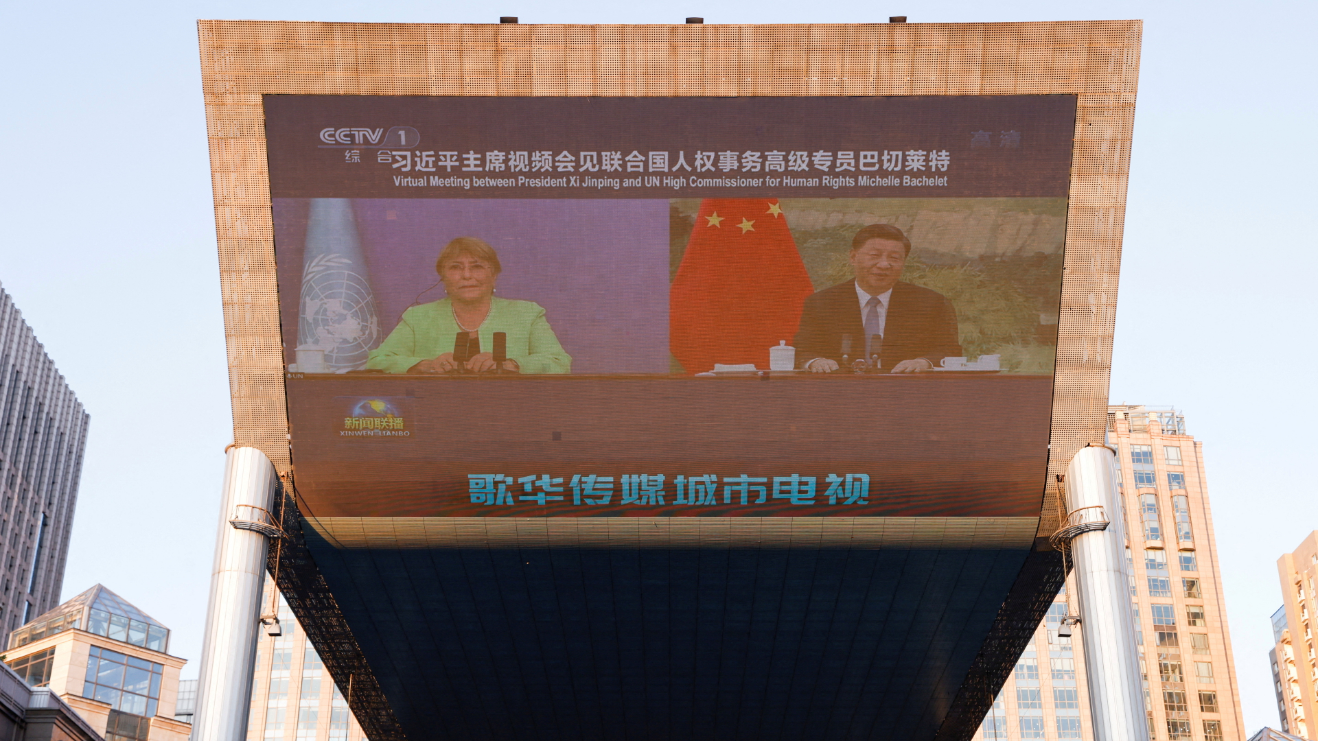 Xi Jinping and Michelle Bachelet sind bei einer Pressekonferenz auf einem Bildschirm in einem Einkaufszentrum in Peking zu sehen. | REUTERS