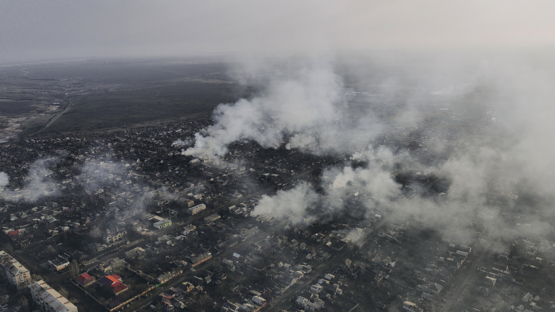 Rauch über dem weitgehend zerstörten Bachmut in der ukrainischen Region Donezk (Aufnahme vom 27. Dezember 2022) | AP