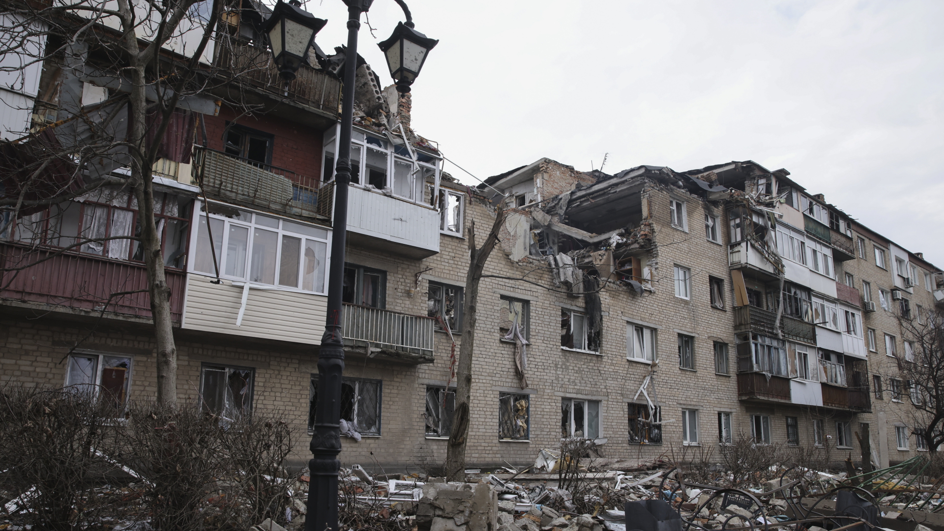 Ein stark beschädigtes Haus in Bachmut (Archivbild, aufgenommen am 27.02.2023) | dpa