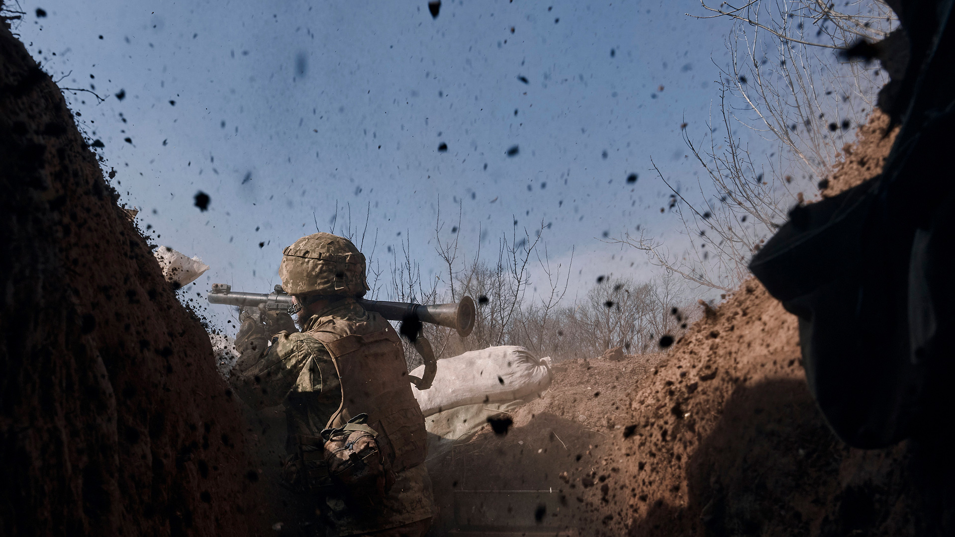 Ein ukrainischer Soldat feuert einen Granatwerfer an der Frontlinie in der Nähe von Bachmut, Region Donezk/Ukraine.