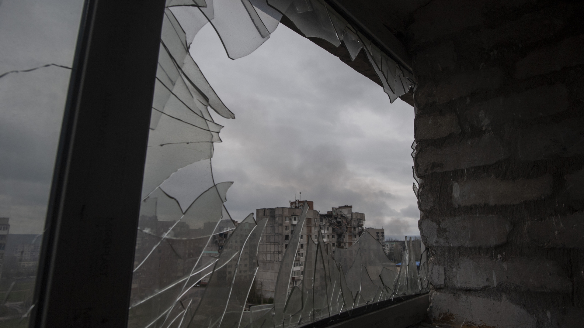 Blick auf die Stadt Bachmut durch ein zerbrochenes Fenster (Archivbild: April 2023)