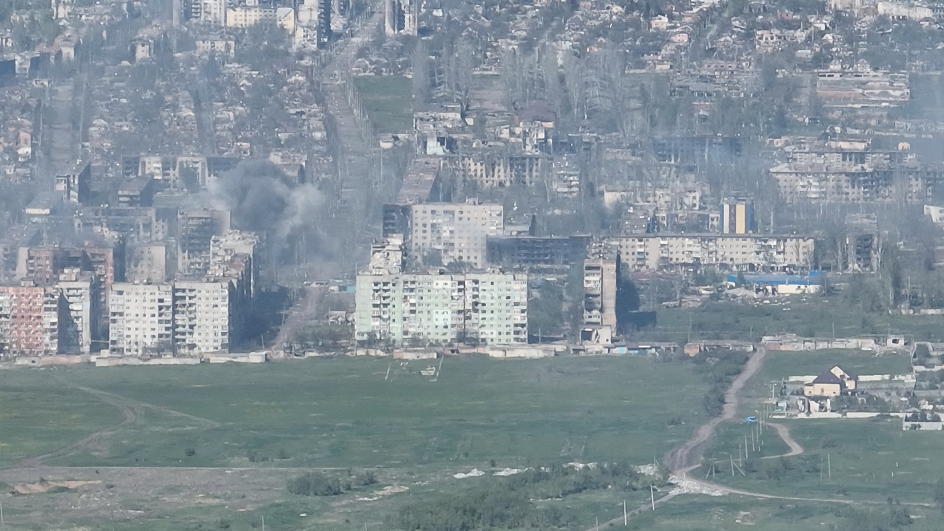 Das von der ukrainischen Armee herausgegebene Foto zeigt zerstörte Wohnblocks in Bachmut, Rauch steigt auf. (Archivbild aus dem Mai 2023)
