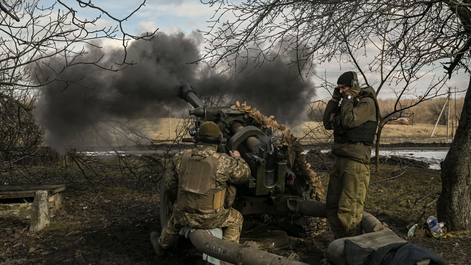 Ukrainische Soldaten feuern eine Haubitze auf russische Stellungen in der Nähe der Stadt Bachmut. | AFP