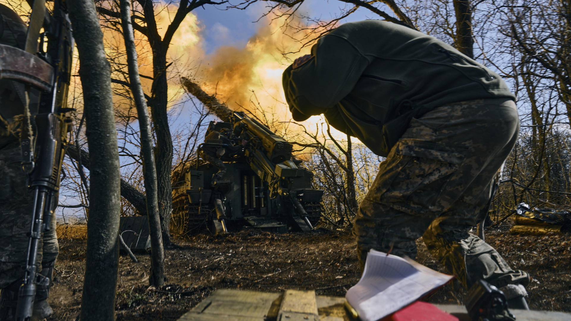 Ukrainische Soldaten feuern eine Panzerhaubitze auf russische Stellungen in der Nähe von Bachmut.  | dpa